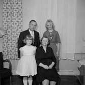 Rumsinteriör, familjegrupp fyra personer.Fru Svea Edwardsson på 50 årsdagen.