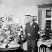 Rumsinteriör, en man.Hjalmar Lindskog på 75-årsdagen.