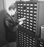 Konsum, kontorsinteriör, kortskåp, en man.