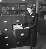 Konsum, kontorsinteriör, kortskåp, en kvinna.