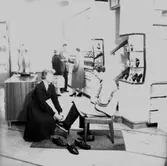 Oscaria, affärsinteriör, skoprovning, fem personer.