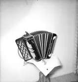 Musikinstrument: dragspel.
Skandia Musik