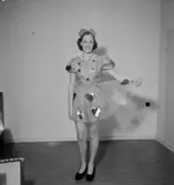 Underhållning, en kvinna.
System AB.