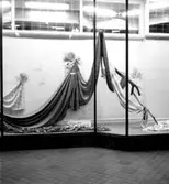 Meeths, skyltfönster med tyger.