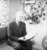 Rumsinteriör, en man.
Tolander på 50-årsdagen.