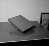 Bok, gåva till direktör Gösta Åqvist på 50 årsdagen, den 20 oktober 1954, från personalen vid Oscaria Skofabrik.