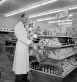 Konsum, affärsinteriör, en man.