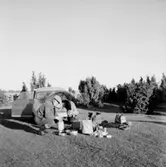 Utflykt, en man vid bilen.