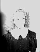 En flicka, bröstbild.Thory Bernhardt