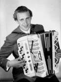 En man med musikinstrument (dragspel).
 Gunnar Peters.
Hans egentliga namn var Adolf Gunnar Pettersson (1922-2007), men kallade sig när han spelade för Gunnar Peters.