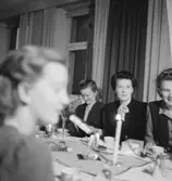 Rumsinteriör, grupp vid bordet.
Meeths Luciafest.