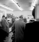 Konsum, affärsinteriör, kunder och personal.