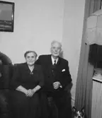 Rumsinteriör, ett par och en hund.Lasse Sörling