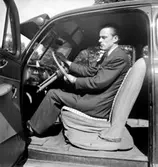 Lastbil, en man (bilsits).
Gustafsson & Görtz AB, motoravdelningen.