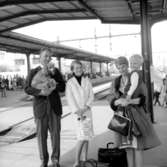 Familjegrupp på Centralstationen i Örebro, Janna och Sture reser till England.