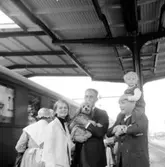 Familjegrupp på Centralstationen i Örebro, Janna och Sture reser till England.
