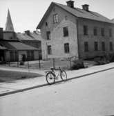 Bostadshus, ett par framför huset.