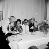 Rumsinteriör, grupp fem personer vid bordet.
Hos Nisse och Kerstin.