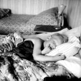 En pojke i sängen.