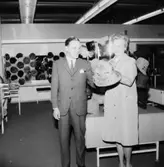 Konsum Domus, affärsinteriör, damhattar, två personer.