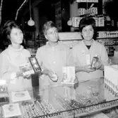 Konsum Domus, affärsinteriör, parfymdisken, tre kvinnor.