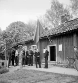 Grupp framför stugan.
Karlslunds Idrottsförening (K.I.F.).