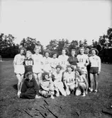 Idrottstävling för damer på Örnsro idrottsplats, gruppbild.