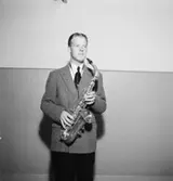 Whispering Band på Teknis, en man med musikinstrument (saxofon).