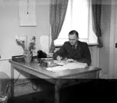 Fo-staben, kontorsinteriör, en officer vid skrivbordet.