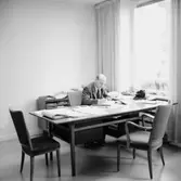 Kontorsinteriör, en man vid skrivbordet.
Wigrell & Co.