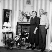 Rumsinteriör, ett par.
Fru Greta Danielssons födelsedag.