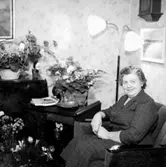 Rumsinteriör, en kvinna.
Fru Greta Danielsson på födelsedagen.