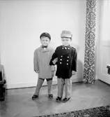 Två pojkar.
Kläder från Ingmars.