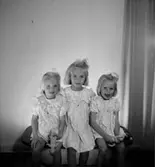Tre flickor.
Bengt Ekelund (beställare).