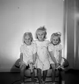 Tre flickor.
Bengt Ekelund (beställare).