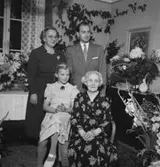 Rumsinteriör, släktgrupp 4 personer, högtid.
Swärd-Schölander