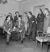 Interiör, grupp 8 män.
Bilden tagen för Svea-annons.