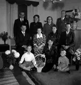 Rumsinteriör, släktgrupp 11 personer, högtid.
Andersson