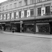 Tvåvånings bostadshus med affärer i gatuplanet.
