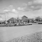 Caltex bensinstation under byggnadsarbetet.
Caltexstationen låg vid Österplans södra del och är numera (2016) riven.