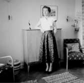 Rumsinteriör, en kvinna.Barbro