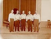 Svennes dansorkester, med Sven Abrahamsson, gruppbild, 5 personer.
 Musikinstrument bakom dem.
Lennart Ehlin, piano, född 1914, stud. för Karin Lindahl.
Rune Kihlström, klarinett, saxofon och piano, född 1909.
Charles Ljungdahl, slagverk, född 1901.
Sven Abrahamsson, dragspel, klarinett och saxofon, född 1909. Stud. för fanj. Verner, Örebro.
Hilmer Florman, kapellmästare, violin, gitarr, saxofon och klarinett, född 1902. Repertoar: dans-och underhållningsmusik, Eng. i Idrottsmässan i Örebro samt i övrigt i kringliggande orter.