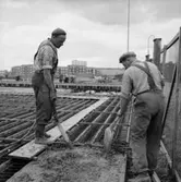 Byggnadsarbete, två män.
Görtz Motor AB.