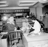 Konsum Ströget, affärsinteriör, kunder och personal.