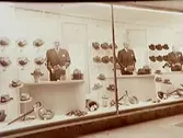 Turmans herrekipering, skyltfönster, hattar m. m.