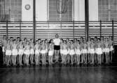 Interiör av gymnastiksal, Arbetarnas Gymnastikförenings pojktrupp, gruppbild.