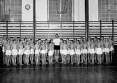 Interiör av gymnastiksal, Arbetarnas Gymnastikförenings pojktrupp, gruppbild.