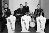 Roberts Dansorkester, fyra män med musikinstrument.