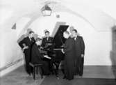 Arnes Swingband, fem män vid pianot.