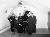 Arnes Swingband, fem män vid pianot.